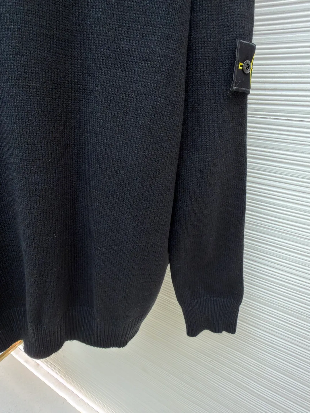 P420 Stonelsland Stone Island arm embroidered logo sweater ●Original version: 3690 purchase and development ●Item number: 1681950-A75 ●Fabric: wool blended fabric ●Technology: knitted ●Color: black ●Version: fitted version ●Weight: about 550 grams ●Size: S-M-L-XL ●Description: Made of 30% wool, 50% cotton, 20% spandex. The arm embroidery logo is made of double-layer soft leather, with embroidery logo technology on the surface and embellishment with the brand logo. Comes with laser engraved metal buttons. Garment washing-fixing color-fixing pattern-removing wool impurities. This style is woven with a 7-needle imported machine, with knitted threads on the neck and hem, and embroidered logos on the arms to present the brand vision. The overall wiring is straight and delicate, the fabric is comfortable and soft, and the color is consistent without color difference. It can be matched with the same style to create a fashionable look and control various occasions. Customized accessories, complete with three standards, same style for men and women!